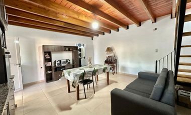 VENTA Casa con patio verde y 2 dormitorios