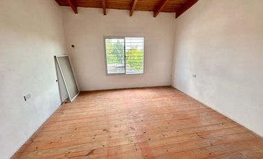 VENTA Casa con patio verde y 2 dormitorios