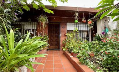 Casa + 2 departamentos en José Marmol