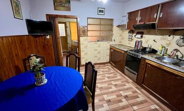 Casa + 2 departamentos en José Marmol