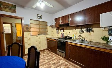 Casa + 2 departamentos en José Marmol