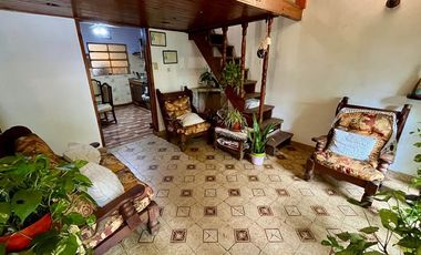 Casa + 2 departamentos en José Marmol
