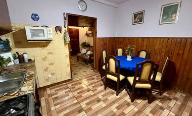 Casa + 2 departamentos en José Marmol