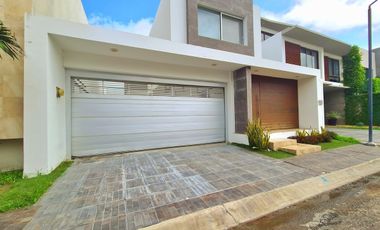 Casa en Venta en Lomas del Mar | Amplio Jardín