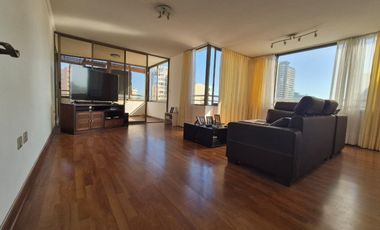 Se vende depto en AV. Brasil de 3D+2B+2Est y 1 Bod + 1D y 1B de servicio a  8.500 UF