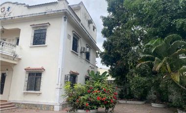 Vendo amplia casa en barrio Centenario