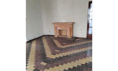 Vendo amplia casa en barrio Centenario
