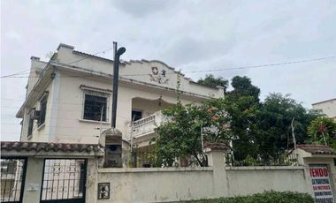 Vendo amplia casa en barrio Centenario