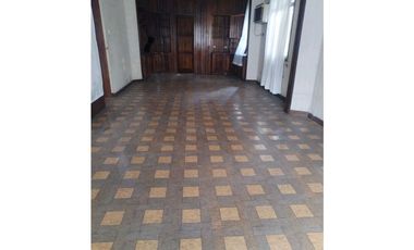 Vendo amplia casa en barrio Centenario