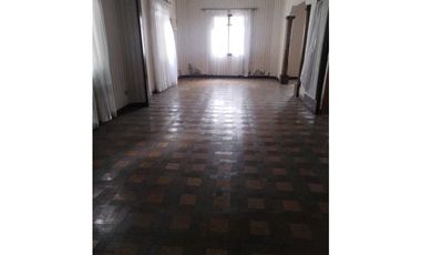 Vendo amplia casa en barrio Centenario