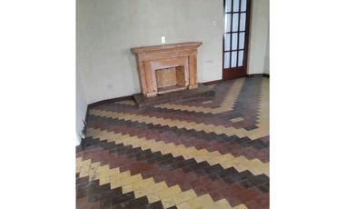 Vendo amplia casa en barrio Centenario
