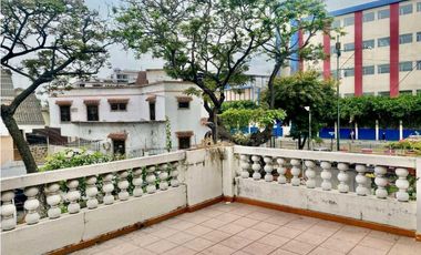 Vendo amplia casa en barrio Centenario