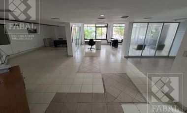 Local alquiler centro, 360 m2 en dos plantas, con salón comercial, oficinas y 4 baños