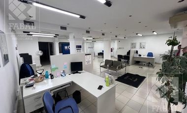 Local alquiler centro, 360 m2 en dos plantas, con salón comercial, oficinas y 4 baños