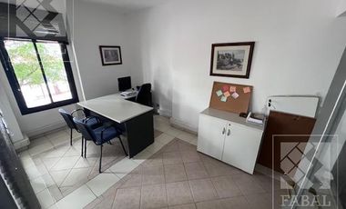 Local alquiler centro, 360 m2 en dos plantas, con salón comercial, oficinas y 4 baños