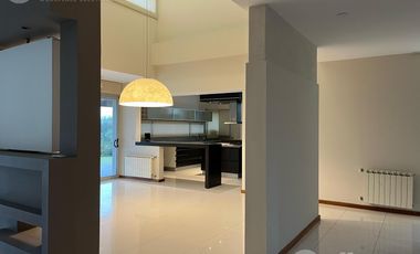 Hermosa Casa de Alta Categoría en 4 Hojas - 4 Dormitorios y Pileta