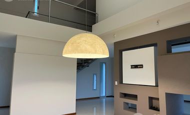 Hermosa Casa de Alta Categoría en 4 Hojas - 4 Dormitorios y Pileta