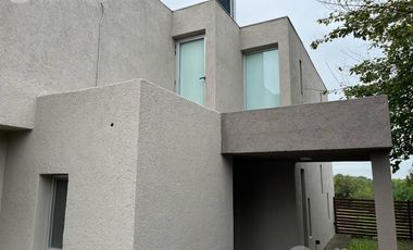 Hermosa Casa de Alta Categoría en 4 Hojas - 4 Dormitorios y Pileta