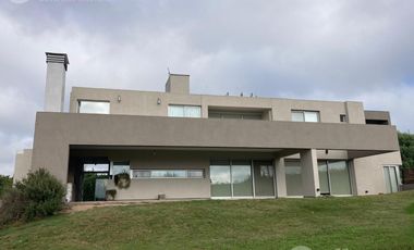 Hermosa Casa de Alta Categoría en 4 Hojas - 4 Dormitorios y Pileta