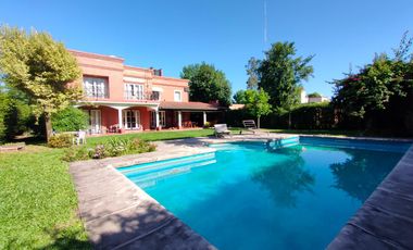 Importante casa de 3 dormitorios, barrio privado Casco Viejo, Yerba Buena