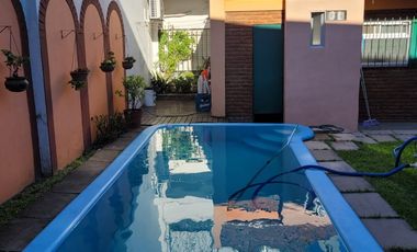 Excelente Chalet de estilo Californiano con Cochera, Patio, Quincho y Piscina.