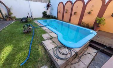 Excelente Chalet de estilo Californiano con Cochera, Patio, Quincho y Piscina.
