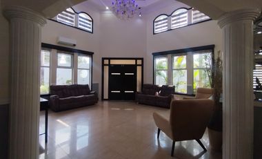 For RENT Spacious 5-Bedroom & Paradise Pool in Angeles!