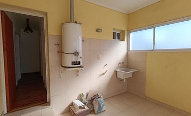 EN VENTA 2 DEPARTAMENTOS + 2 LOCALES COMERCIALES