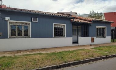 Casa en Venta, 5 amb ,con Patio, Lanús