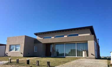 CASA DE 5 DORMITORIOS Y 4 BAÑOS C/ PISCINA SALIDA A CANCHA DE POLO