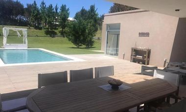 CASA DE 3 DORMITORIOS C/ PISCINA SENDEROS 2