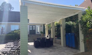 Casa en arriendo  año corrido en exclusivo condominio de Cachagua