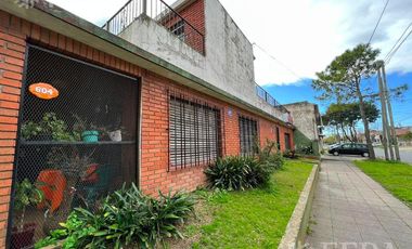 Venta casa 3 ambientes con cochera, patio con parrilla y terraza en Wilde