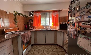 Venta casa 3 ambientes con cochera, patio con parrilla y terraza en Wilde