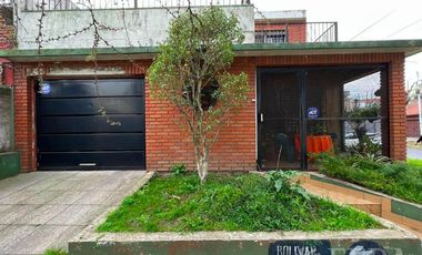 Venta casa 3 ambientes con cochera, patio con parrilla y terraza en Wilde