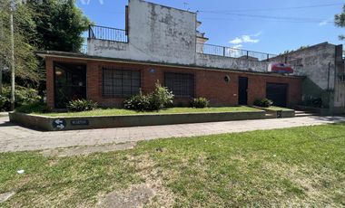 Venta casa 3 ambientes con cochera, patio con parrilla y terraza en Wilde