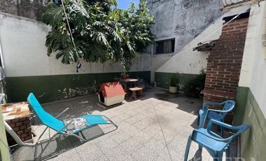 Venta casa 3 ambientes con cochera, patio con parrilla y terraza en Wilde