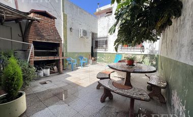 Venta casa 3 ambientes con cochera, patio con parrilla y terraza en Wilde