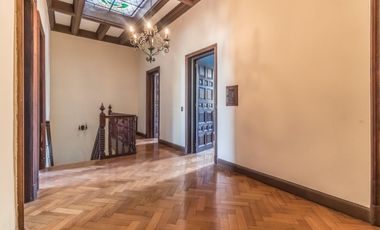 Retasada--Casa 10 ambientes en venta, patio, terraza, parrilla y cochera