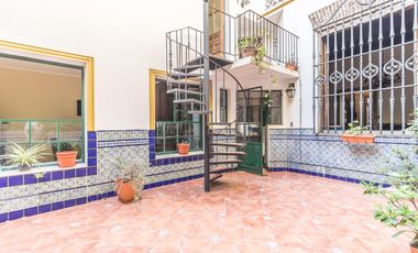 Retasada--Casa 10 ambientes en venta, patio, terraza, parrilla y cochera