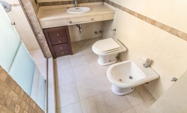 Retasada--Casa 10 ambientes en venta, patio, terraza, parrilla y cochera