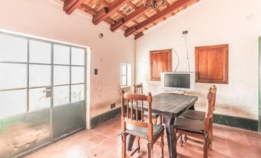 Retasada--Casa 10 ambientes en venta, patio, terraza, parrilla y cochera