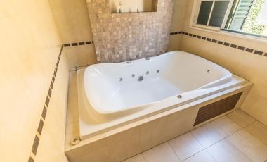 Retasada--Casa 10 ambientes en venta, patio, terraza, parrilla y cochera