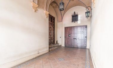 Retasada--Casa 10 ambientes en venta, patio, terraza, parrilla y cochera