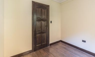 Retasada--Casa 10 ambientes en venta, patio, terraza, parrilla y cochera