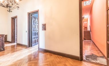 Retasada--Casa 10 ambientes en venta, patio, terraza, parrilla y cochera
