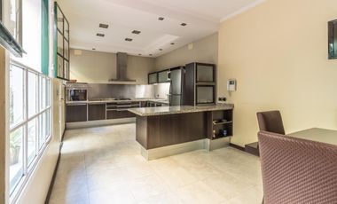 Retasada--Casa 10 ambientes en venta, patio, terraza, parrilla y cochera