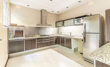 Retasada--Casa 10 ambientes en venta, patio, terraza, parrilla y cochera