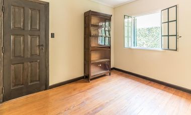 Retasada--Casa 10 ambientes en venta, patio, terraza, parrilla y cochera