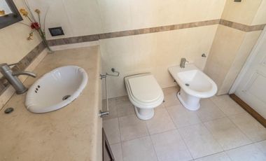 Retasada--Casa 10 ambientes en venta, patio, terraza, parrilla y cochera